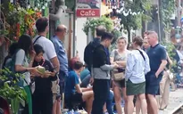 Vì sao khó xử lý tình trạng kinh doanh cà phê khu vực đường tàu?
