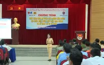 Cảnh sát giao thông hướng dẫn tài xế xe khách lái xe an toàn