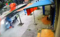 Nguy hiểm: Cuộn sắt trên xe đầu kéo bất ngờ rơi xuống đường