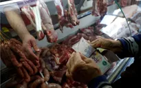 Người dân Argentina vật lộn với lạm phát lên quá 100%