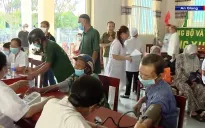 Khám bệnh miễn phí cho đồng bào Chăm