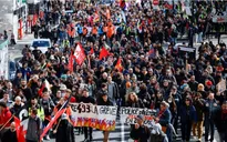 Cảnh sát và người biểu tình phản đối cải cách hưu trí tại Paris đụng độ trong ngày thứ ba