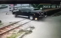 Ô tô bị hất văng sau va chạm với tàu hỏa ở Hà Nội