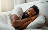 Ngủ ít có giúp giảm cân hiệu quả hơn không?