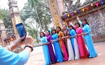 Tặng áo dài - trao yêu thương