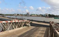 Tàu hàng đâm cầu phao, một người rơi xuống sông mất tích