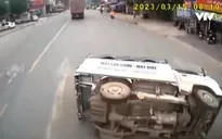 Cố lấn làn để vượt, xe tải nhỏ bị lật xuống đường