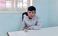 Ngăn bạn hát bằng loa kẹo kéo, rút dao đâm chết người