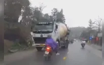 Xe máy suýt tông trực diện xe bồn sau cú đánh lái sang làn ngược chiều