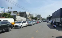 Tái diễn cảnh xếp hàng dài chờ đăng kiểm ở TP Hồ Chí Minh