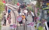Bất chấp lệnh cấm, “phố cà phê đường tàu” vẫn mở cửa