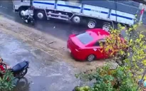 Mất lái trên đường mưa trơn trượt, xe tải suýt gây tai nạn kinh hoàng