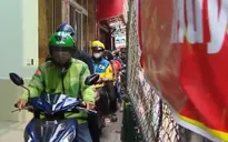 Người dân chật vật di chuyển trên vỉa hè siêu hẹp