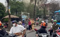 ''Nữ quái'' vờ mượn điện thoại của thanh niên trẻ rồi phóng xe bỏ chạy