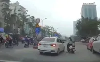 Bực tức sau va cham giao thông, người phụ nữ đâm xe máy liên tiếp vào ô tô