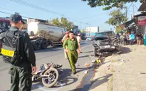 Xe bán tải mất lái lao sang đường tông 2 xe máy, 3 người thương vong