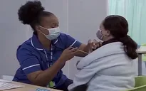 Người có nguy cơ cao nên tiêm vaccine COVID-19 trong mùa thu và đông