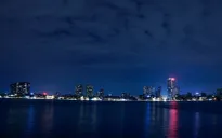 Thành phố Hà Nội "lên đèn" lung linh soi bóng nước Hồ Tây