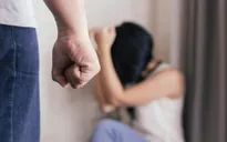 Xử phạt 15 triệu đồng người chồng dùng phích nước đánh vợ