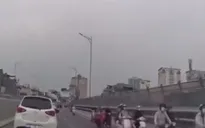 Xe máy ''rồng rắn'' đi ngược chiều trên đường Vành đai 2