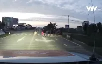 Vô tư dàn hàng ngang tập thể dục giữa lòng đường