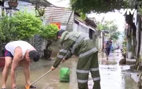 Mưa ngớt, nước dần rút, người dân Đà Nẵng dọn dẹp nơi ở