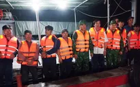 Cứu thành công 10 ngư dân trên tàu cá, gặp nạn khi vào nơi tránh trú