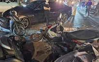 Ô tô tông 5 xe máy dừng đèn đỏ ở TP Hồ Chí Minh