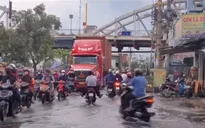 TP Hồ Chí Minh: Người dân chật vật vì triều cường