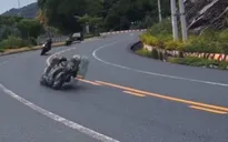 Nguy hiểm đoàn xe phân khối lớn bốc đầu, chạy tốc độ gần 300 km/h