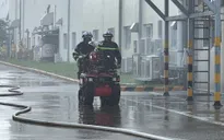 Công an Hà Nội dùng robot và nhiều thiết bị hiện đại chữa cháy nhà máy