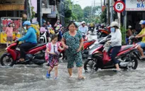 Triều cường vượt báo động 3, người dân bì bõm lội nước ngày đầu tuần