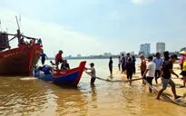 Chìm thuyền trên biển, hai ngư dân tự bơi vào bờ