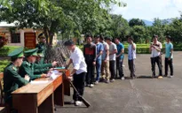 Kon Tum: Bộ đội Biên phòng vận động, kêu gọi người dân giao nộp vũ khí tự chế