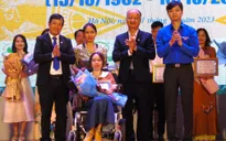 Trao giải cuộc thi viết "Vượt lên số phận" lần thứ VI