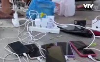 Người dân Gaza tìm mọi cách để sạc điện thoại liên lạc với người thân
