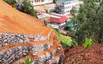 Nhiều nhà dân có nguy cơ bị vùi lấp do sạt lở núi