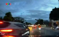Xe con vượt ẩu va chạm với ô tô cùng chiều