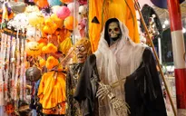 Phố Hàng Mã "rùng rợn" mùa Halloween