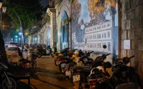 Phố Bích hoạ Phùng Hưng vắng vẻ, vỉa hè bị lấn chiếm làm bãi gửi xe