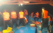 Cà Mau: Kịp thời cứu hộ 15 ngư dân gặp nạn trên biển
