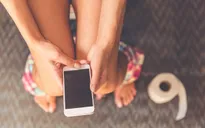 Lí do không nên dùng điện thoại khi đi vệ sinh