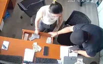 Long An: Khách nước ngoài vào đổi ngoại tệ rồi giật tiền bỏ chạy