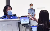 Trung Quốc bỏ yêu cầu khai báo y tế đối với du khách xuất, nhập cảnh