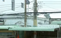 Bà Rịa - Vũng Tàu: Hàng loạt cột điện trung thế ''mọc'' xuyên mái nhà dân