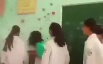 Nữ sinh bị bạn đánh hội đồng: Em không dám nói với ai vì sợ các bạn đánh tiếp