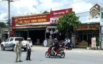 Hai đối tượng cướp dây chuyền vàng của người phụ nữ trong lúc dừng chờ đèn đỏ