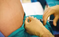 Cảnh báo nguy hại từ việc tự ý tiêm thuốc giảm đau lưng không rõ nguồn gốc