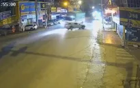 Phóng nhanh qua nút giao, xe tải gây tai nạn, lao mạnh vào nhà dân