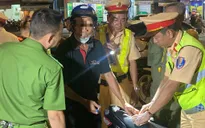 Bị kiểm tra nồng độ cồn, tài xế cầm bật lửa, rút ống xăng